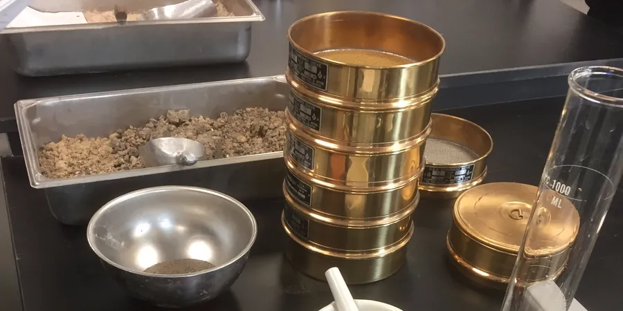 Korngrößenanalyse in Salzgitter: Präzise Siebung und Hydrometer für Ihren Baugrund